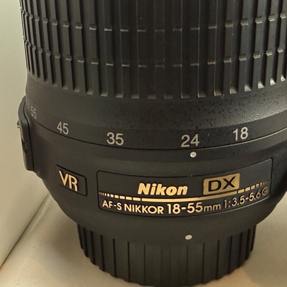 Nikon D5100 DSLR Camera Kit - Picture 5 of 16